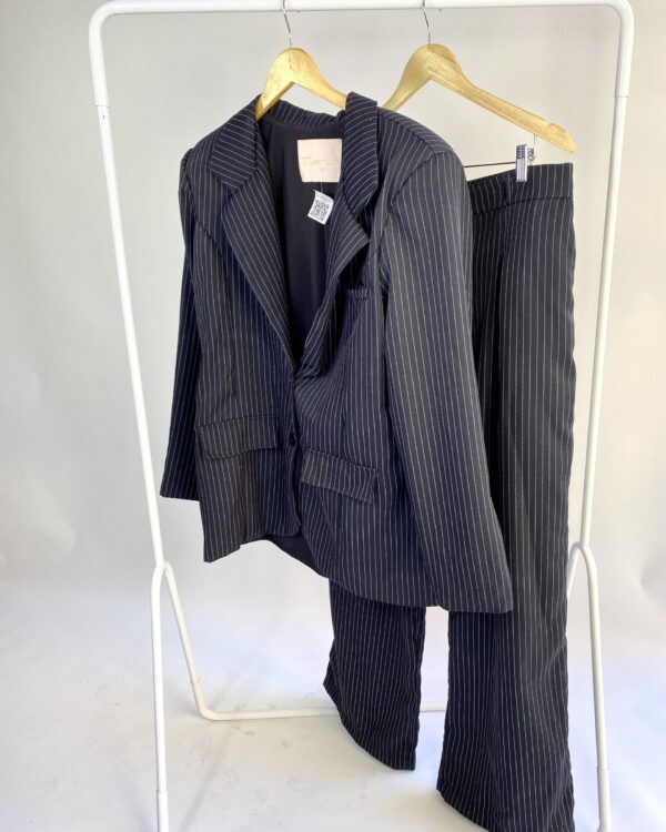 Conjunto calca e blazer risca de giz IT BRAND - G *colecao atual*
