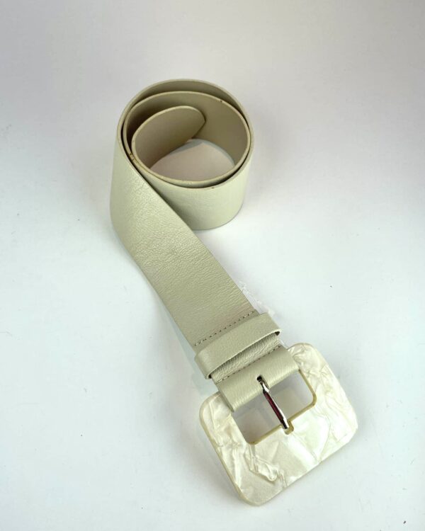 Cinto couro bege fivela de resina IORANE - M