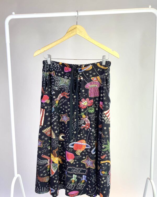 Saia midi estampada fundo preto FARM - M