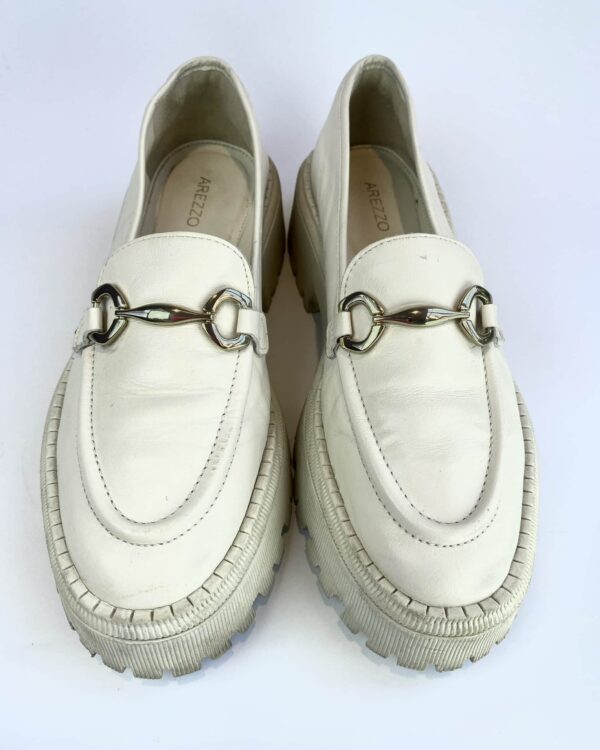 Loafer tratorada off-white com detalhe metal dourado AREZZO - 37