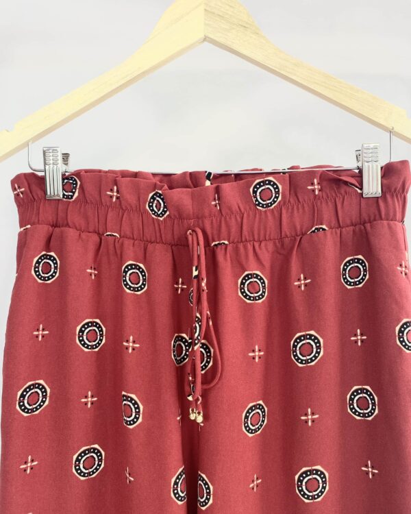 Calca vermelha com estampa círculos preto e bege MARIA FILÓ - P