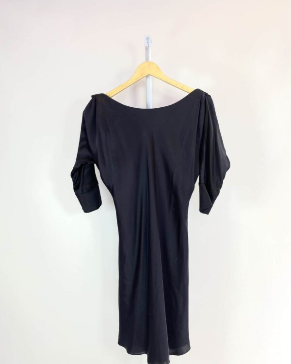 Vestido curto preto de seda com detalhe de brilho atrás - P