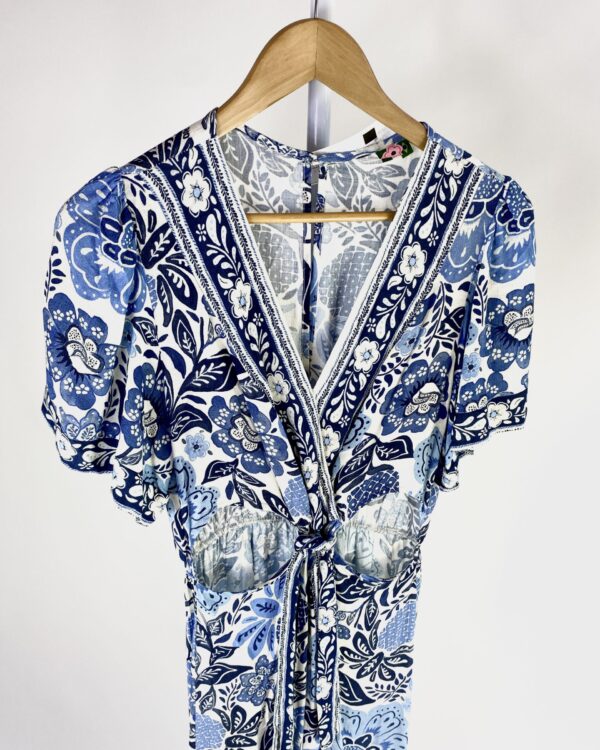 Vestido longo estampa off e azul com recorte na cintura FARM - G