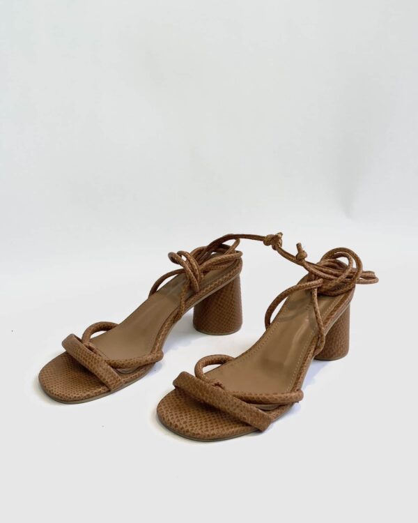 Sandália salto bloco caramelo com amarração MARIA FILÓ - 36