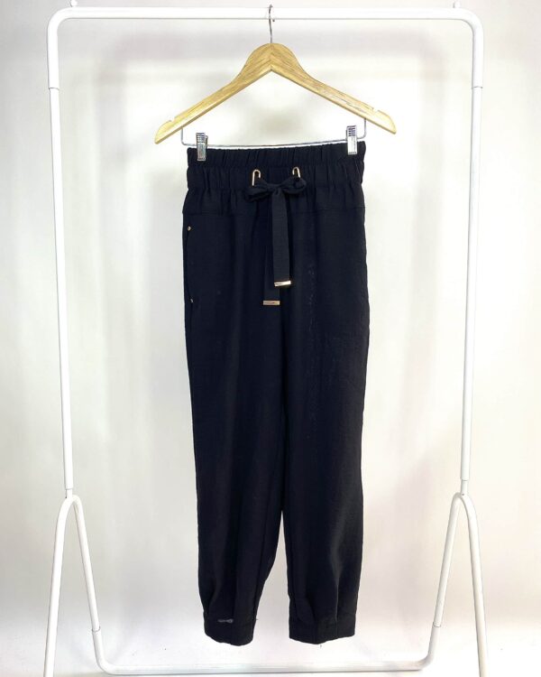 Calça preta com elastico e detalhes dourados A COLLECTION - PP