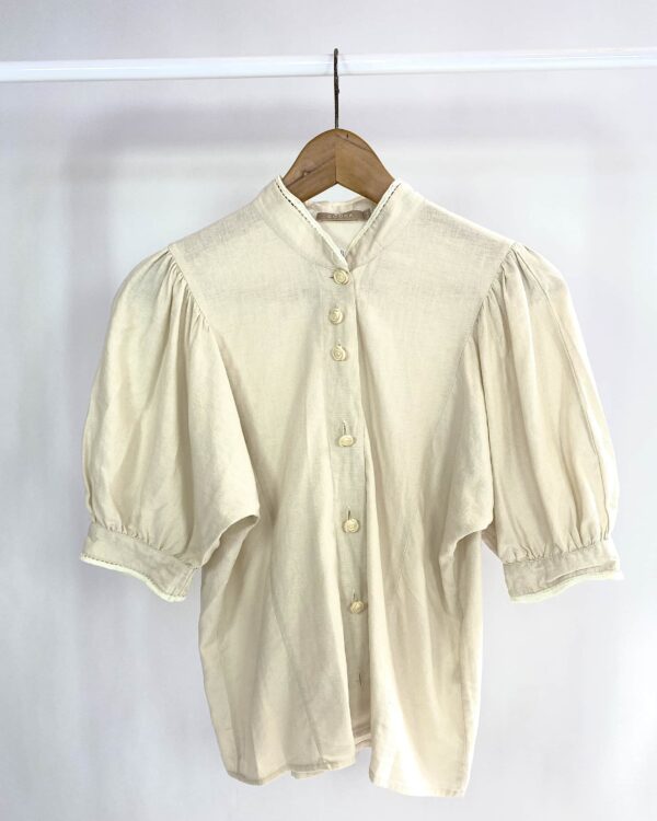 Camisa viscolinho bege botões flor e manga curta bufante COOKA - P