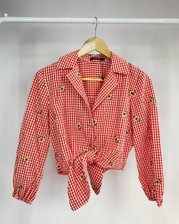 Blusa quadriculada vermelha com bordado de girassol AMISSIMA - P