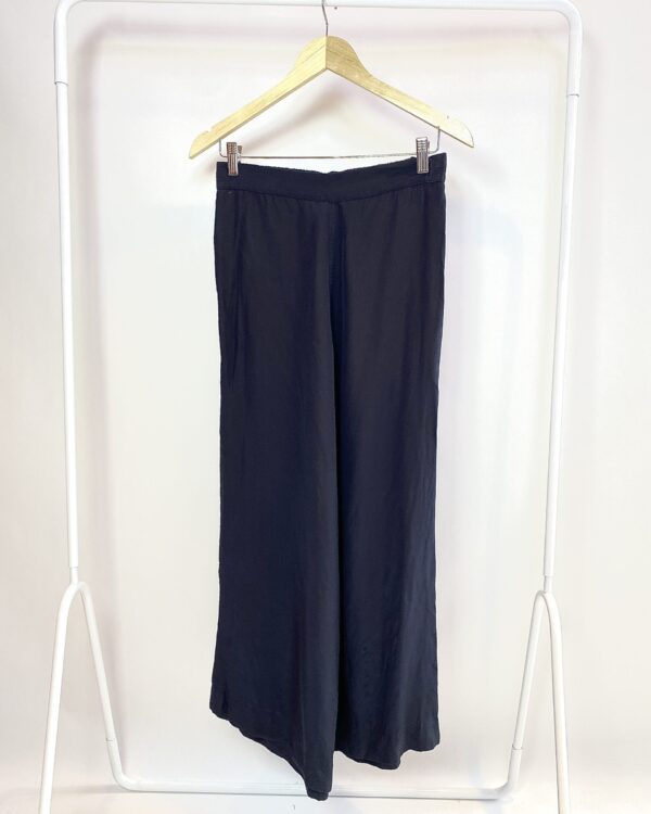 Calça pantalona seda preta com elástico na cintura WAIWAI + BETINA DE LUCA - P