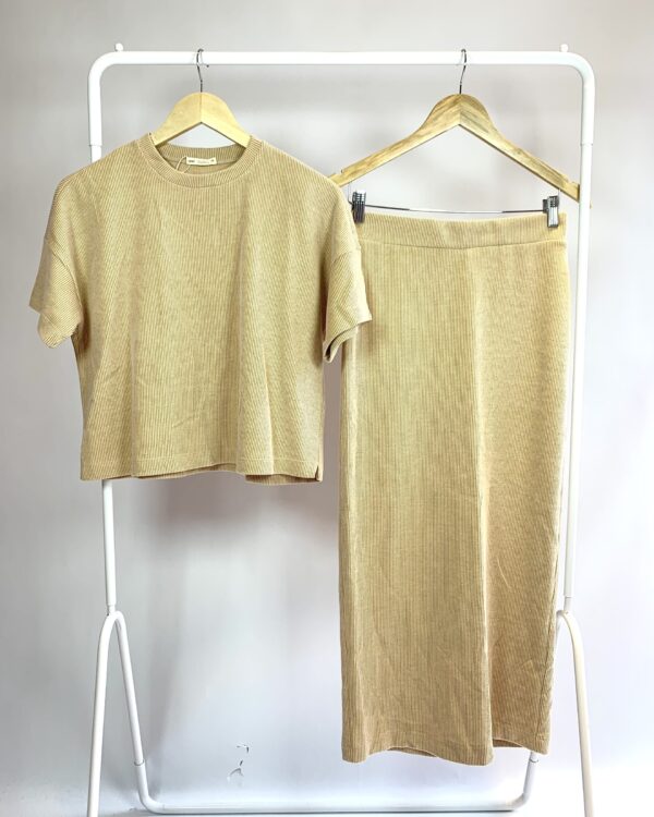 Conjunto bege saia e blusa *nunca usado* ONNI - PP