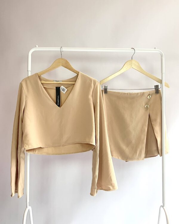 Conjunto bege com saia ESMERAL - P