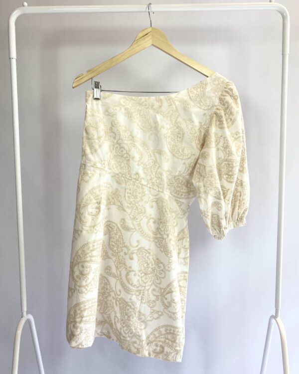 Vestido curto bege bordado um ombro manga bufante AHKA - M (nunca usado)