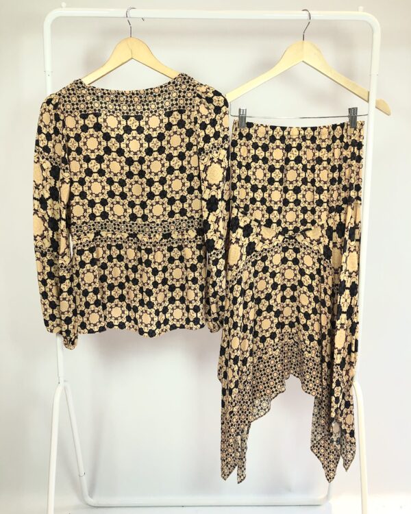 Conjunto seda saia e blusa estampa abstrata cinza e amarela ATEEN - 36 - VENDIDO SISTEMA OTO