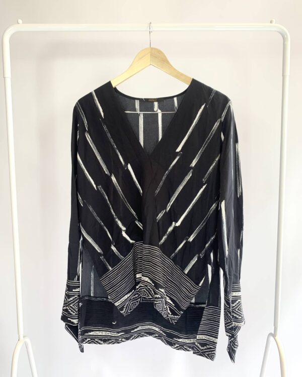 Blusa seda transpassada preta estampa risca off e manga longa ANIMALE - 40 - VENDIDO SISTEMA OTO