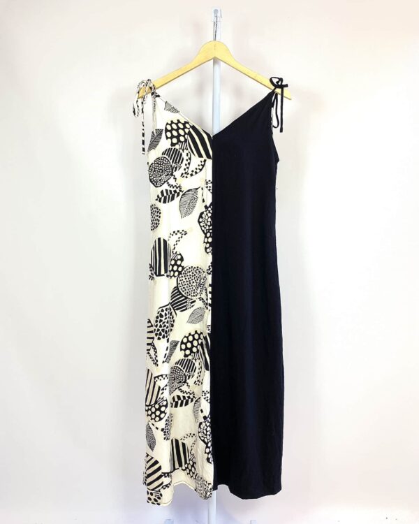 Vestido longo metade preta com outra metade com estamp OH BOY - P