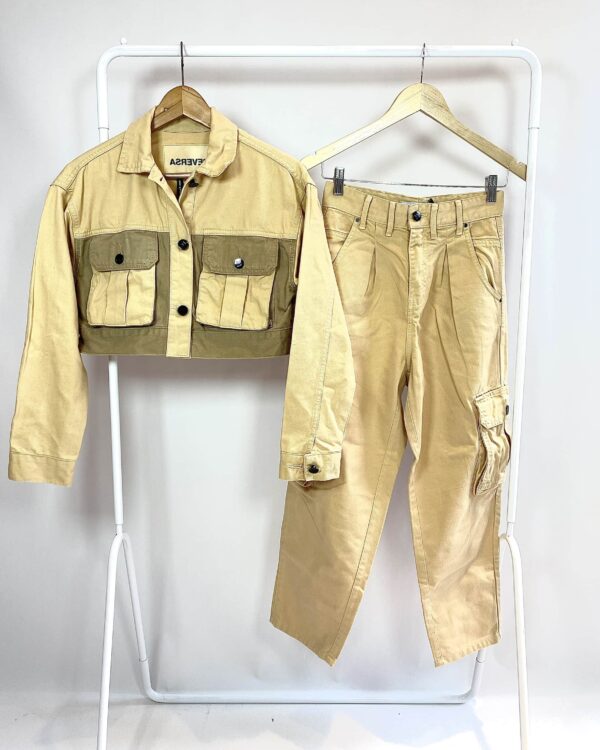 Conjunto calça cargo e jaqueta cropped bege REVERSA - 34