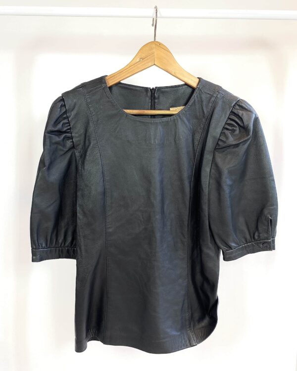 Blusa de couro preta com manga bufante - CAROL BASSI