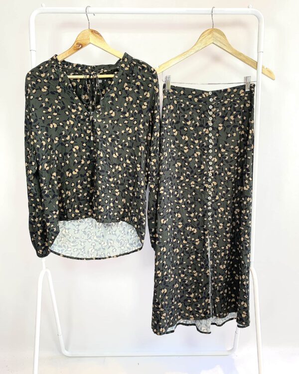 Conjunto saia midi e blusa verde estampa animal print TIDSY - 36 - VENDIDO SISTEMA OTO