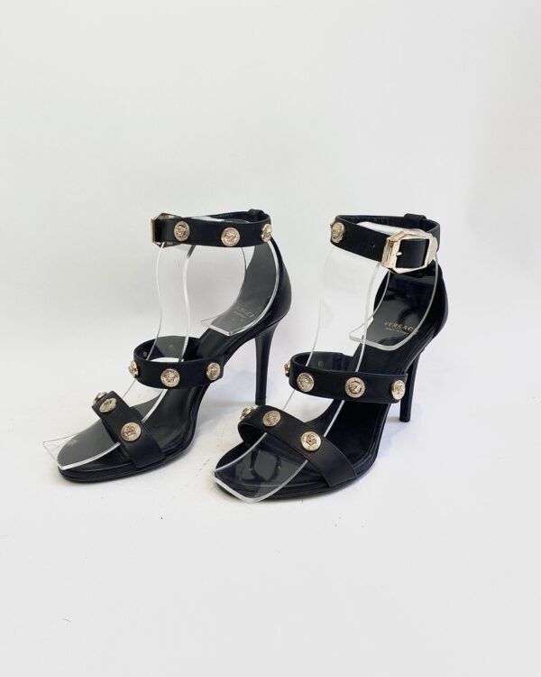 Sandália salto preto tiras detalhe medalhas douradas VERSACE - 34 - VENDIDO SIST OTO