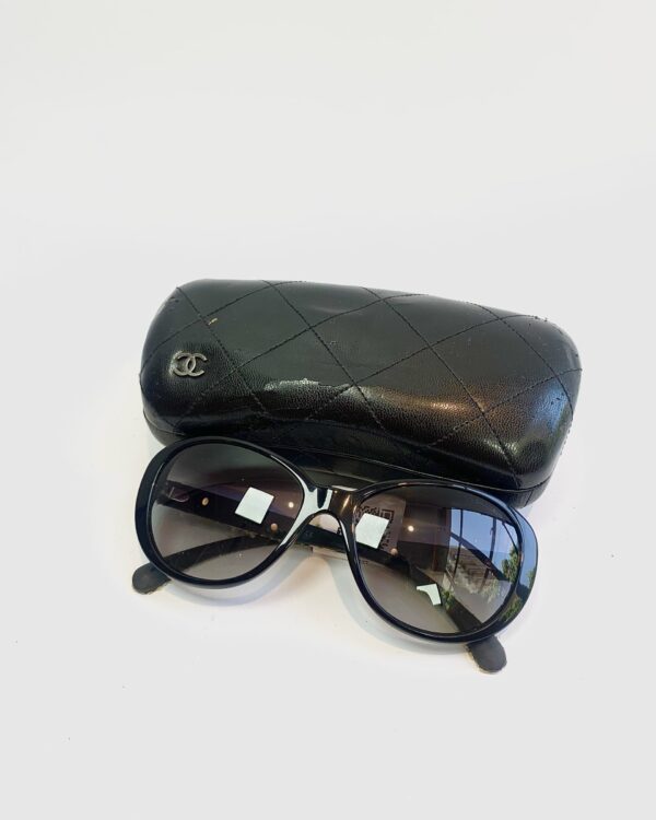 Oculos preto com detalhe CHANEL - VENDIDO SIST OTO