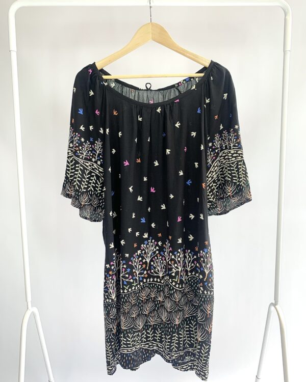 Vestido curto preto estampa passarinhos off e colorido CANTÃO - P