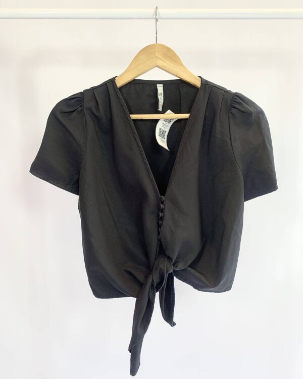 Blusa cropped preta nó e botões frente ZARA - PP - VENDIDO SISTEMA OTO