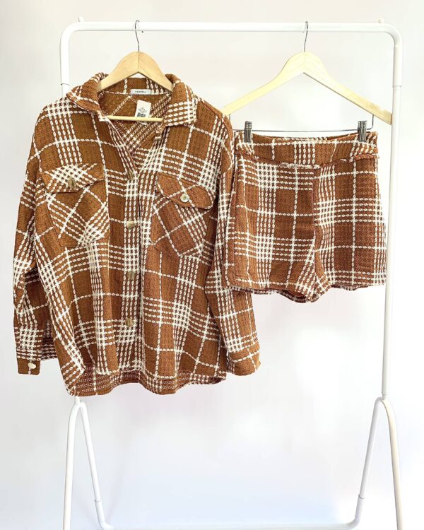 Conjunto camisa e short xadrez caramelo e branco ESMERAL - P - VENDIDO SISTEMA OTO