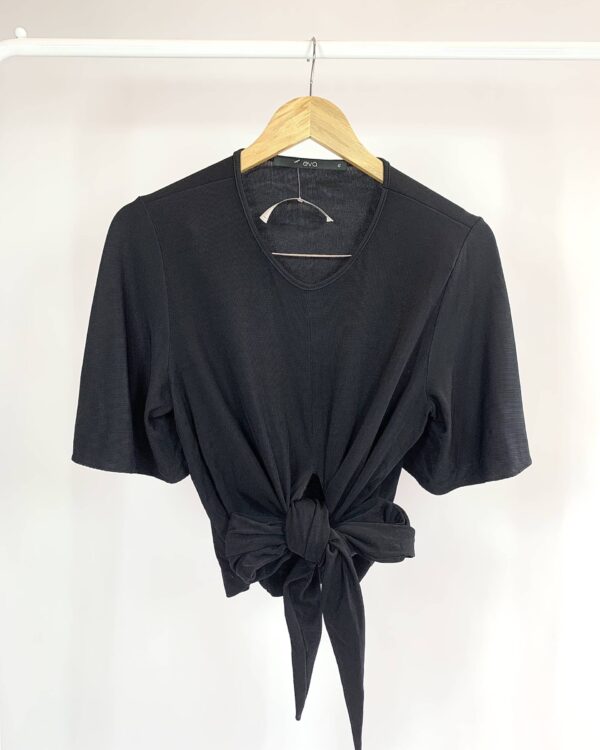 Cropped malha fria canelada preto transpassado com mangas amplas EVA - G - VENDIDO SIST OTO