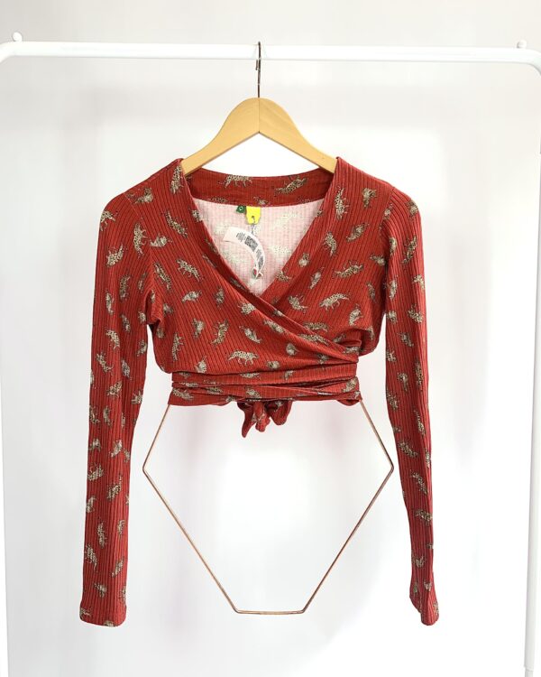 Cropped transpassado malha canelada vermelho estampa onça FARM - M - VENDIDO SISTEMA OTO