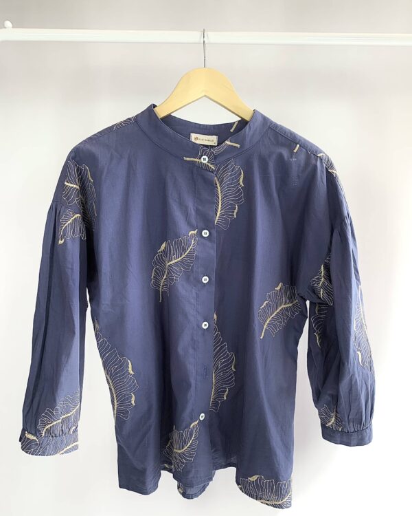 Camisa azul com bordado RELIZ RABELO - P - VENDIDO SISTEMA OTO