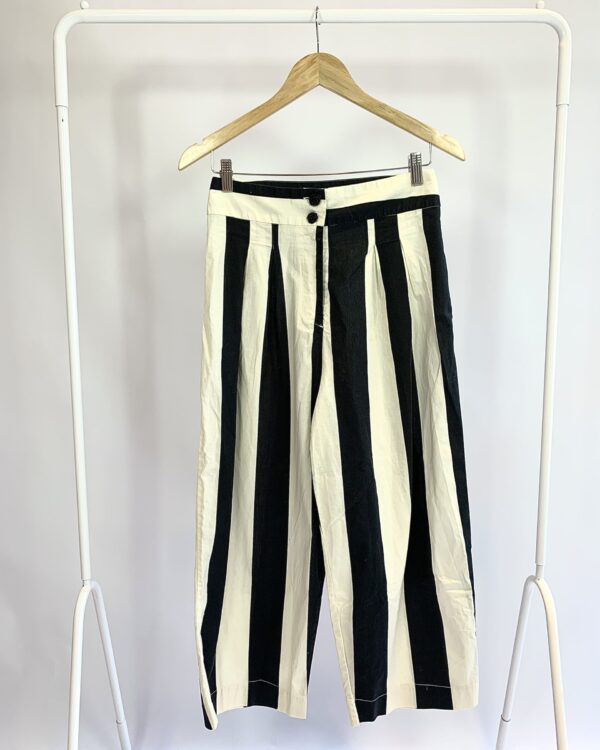 Calça pantacurt listrada preto e off FARM - P - VENDIDO SIST OTO