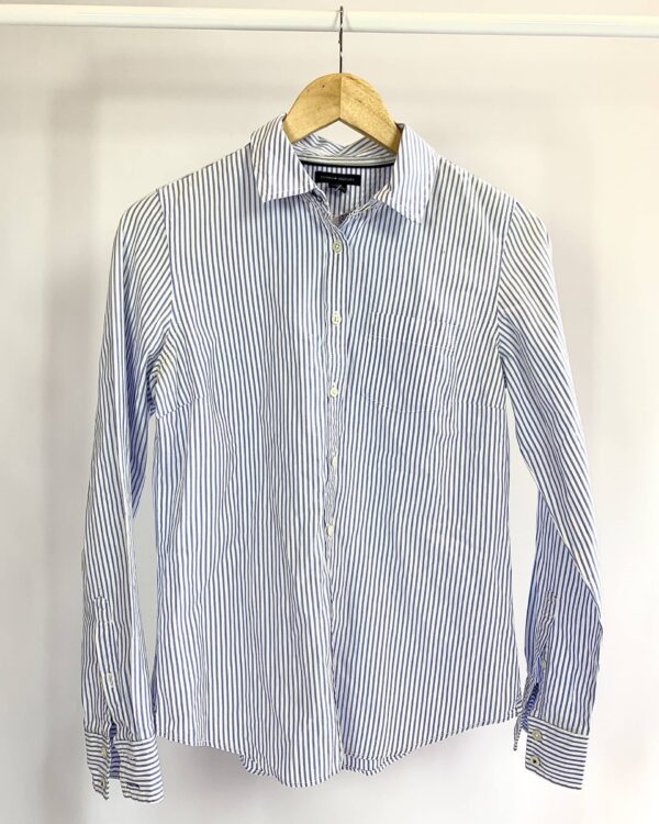 Camisa branca com listra azul TOMMY HILFGER - P - VENDIDO SISTEMA OTO