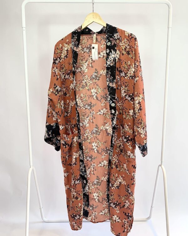 Kimono acetinado estampa floral terracota e preto SOLEMIO - U - VENDIDO SISTEMA OTO