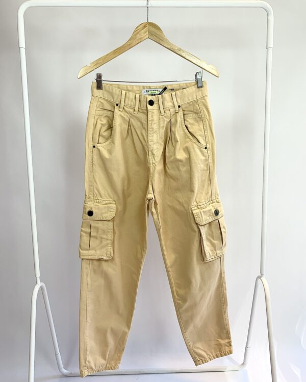 Calça bege com bolsos na lateral REVERSA - 36
