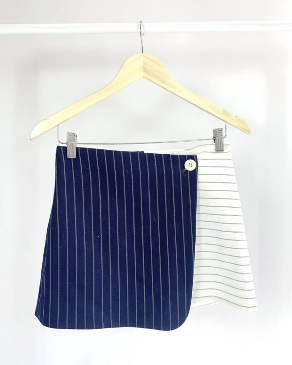 Saia curta transpassada risca de giz azul marinho e off SCHUTZ - 34 (vendido sistema otto)