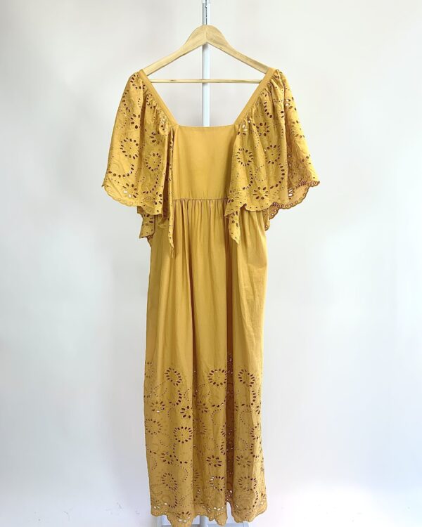 Vestido mostarda com detalhe e laise na manga ANDREIA MARQUES - 36 - VENDIDO SIST OTO