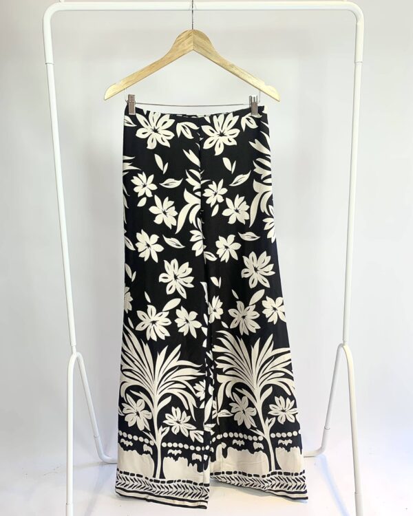 Calça preta com estamp flores MNG - 36 - VENDIDO SISTEMA OTO