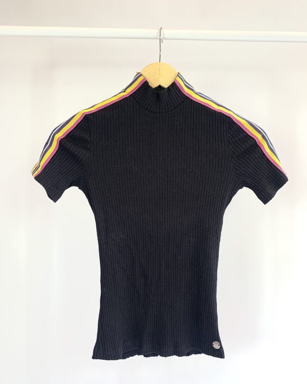 Blusa preta canelada detalhe listra colorida manga A.BRAND - P - VENDIDO SIST OTO