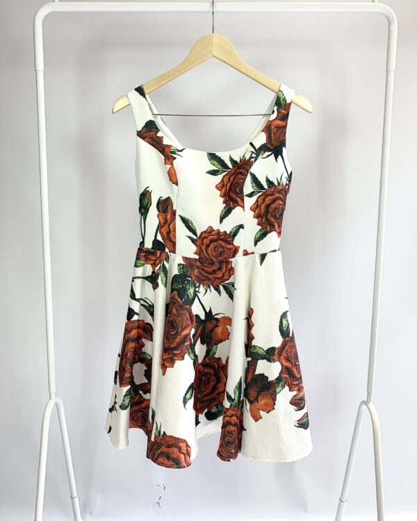 Vestido curto branco com estamp flor SKAZI - P