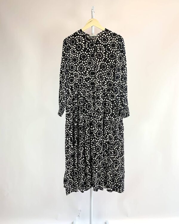 Vestido midi botões preto estampa gotas off saia ampla VANESSA TOBLER - G - VENDIDO SISTEMA OTO