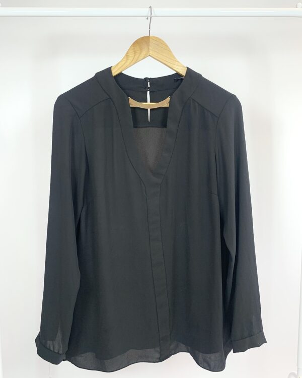 Blusa preta colar dourado CORPOREUM - 40 - VENDIDO SISTEMA OTO