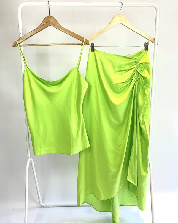 Conjunto saia midi e blusa degagê acetinada verde limão ELLIS *nunca usado* - M