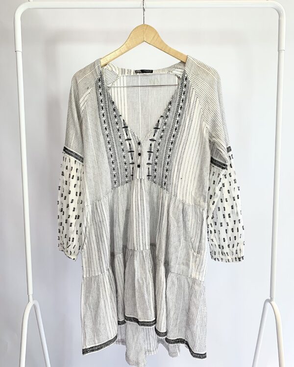 Vestido curto amplo off bordado preto pesponto ZARA - P - VENDIDO SIST OTO