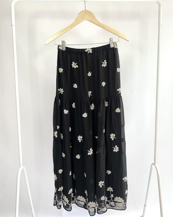 Saia midi preta bordado buquê flores off ATEEN - 38 - VENDIDO SISTEMA OTO