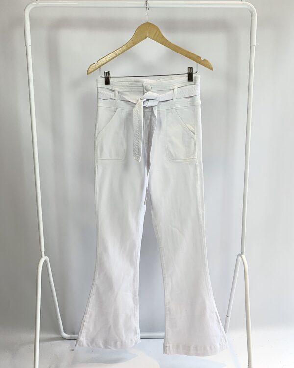Calça flare sarja branca com faixa na cintura ATEEN - 38- vendido sistema otto