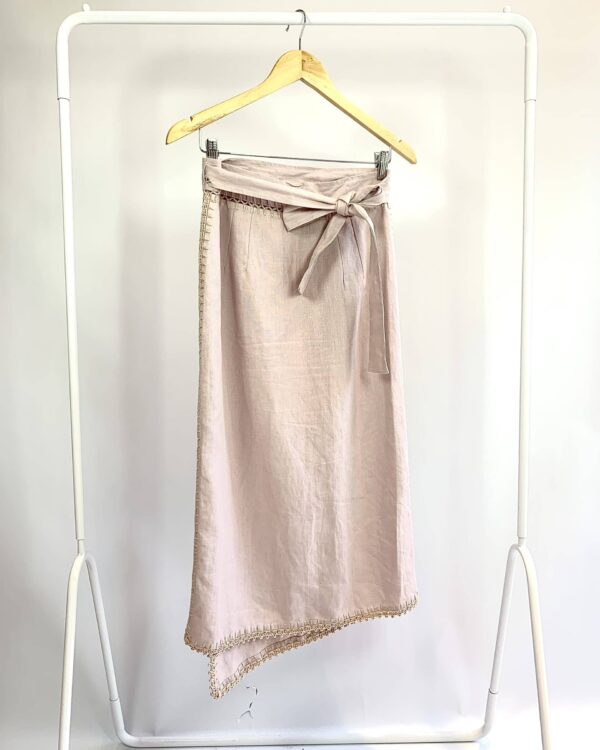 Saia linho transpassada rosé detalhe cochê WAIWAI + BETINA DE LUCA - U