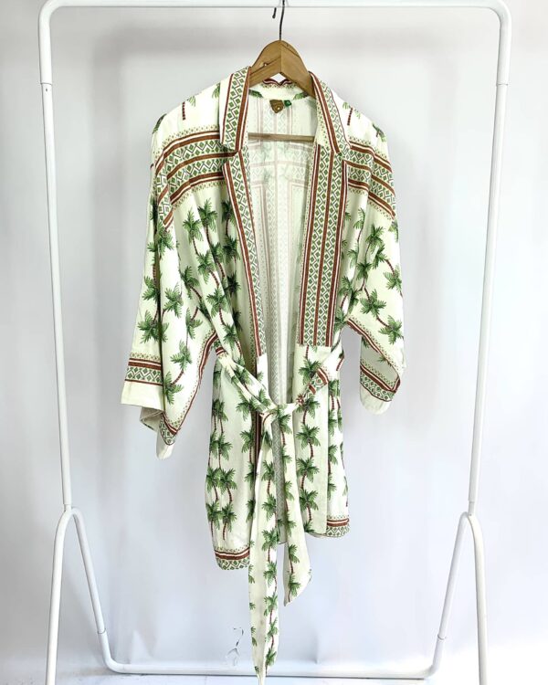 Kimono linho off estampa coqueiros faixa cintura FARM - U
