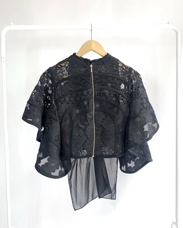 Jaqueta cropped guipire preta manga godê SKAZI - M - VENDIDO SISTEMA OTO