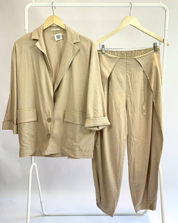 Conjunto bege calça e blazer ONNI - M - VENDIDO SISTEMA OTO