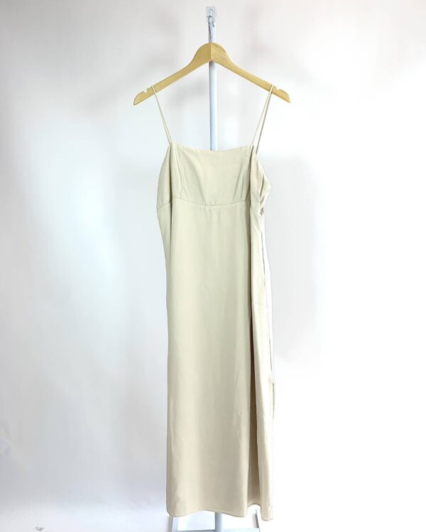 Vestido midi bege reto com fenda CRIS BARROS - 42 - VENDIDO SISTEMA OTO