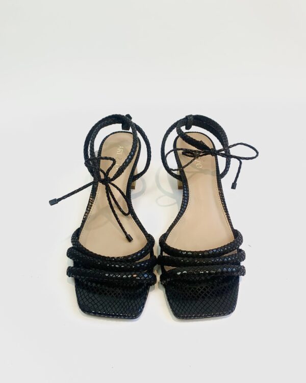 Sandália salto baixo preta com textura SANTA LOLLA - 37 - VENDIDO SIST OTO